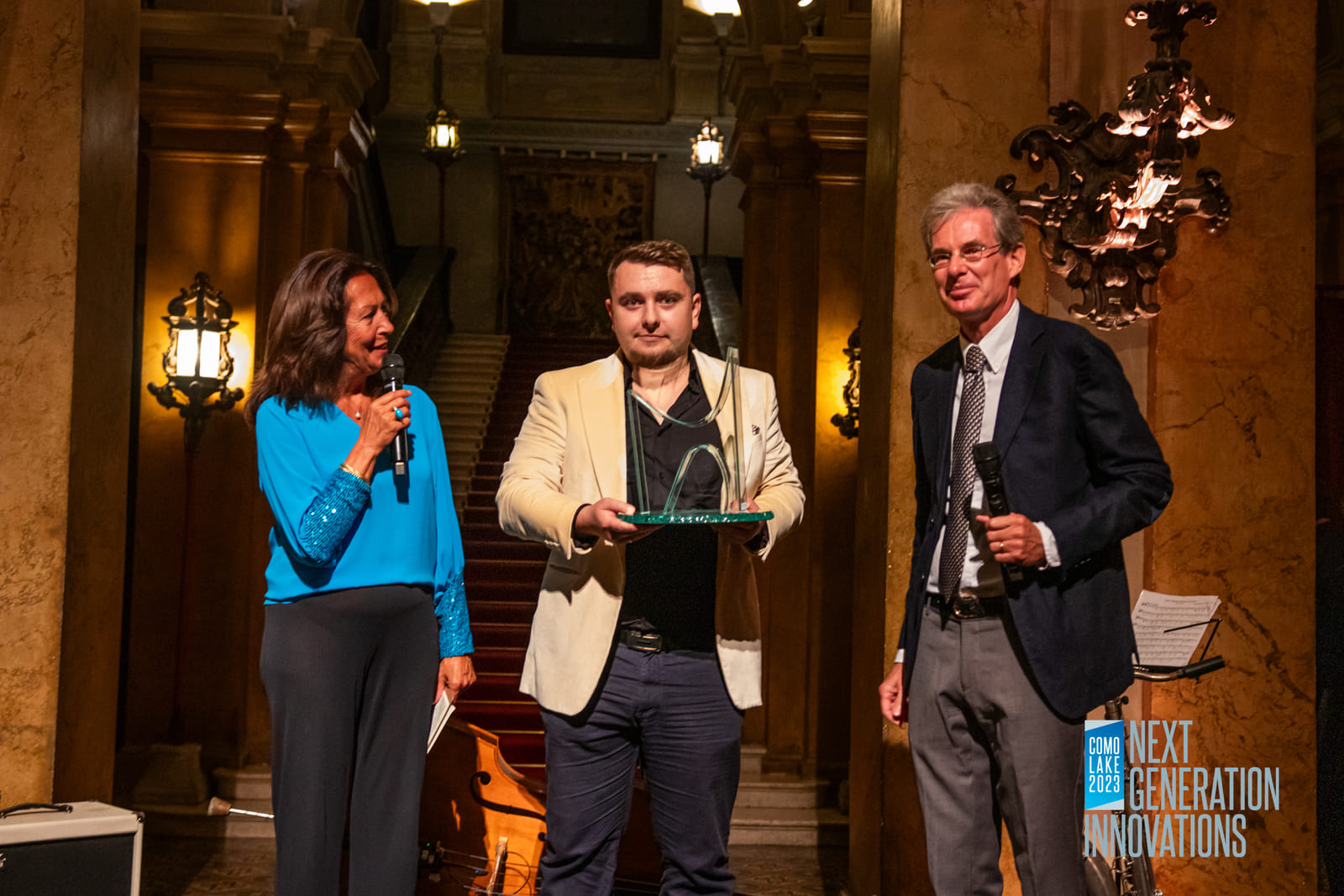 Categoria “Mobilità e Trasporti”. Federico Rupi (Nitel) premia Petru Capatina di WeGlad